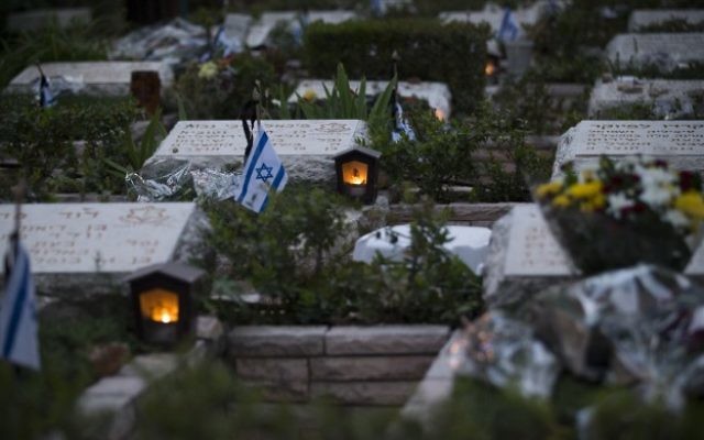 Des bougies devant les tombes des soldats morts au combat au cimetière militaire du mont Herzl à Jérusalem, le 30 avril 2017. (Crédit : Yonatan Sindel/Flash90) Des bougies devant les tombes des soldats morts au combat au cimetière militaire du mont Herzl à Jérusalem, le 30 avril 2017. (Crédit : Yonatan Sindel/Flash90)