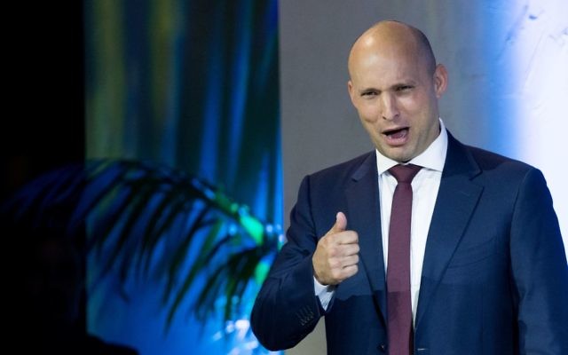 Naftali Bennett, ministre de l'Education, pendant la cérémonie de remise des prix Israël, à Jérusalem, le 2 mai 2017. (Crédit : Yonatan Sindel/Flash90)
