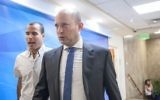 Naftali Bennett, ministre de l'Education, avant la réunion hebdomadaire du cabinet, dans les bureaux du Premier ministre à Jérusalem, le 14 mai 2017. (Crédit : Emil Salman)