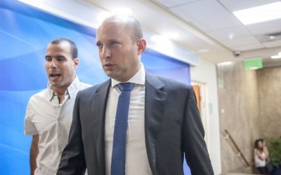 Naftali Bennett, ministre de l'Education, avant la réunion hebdomadaire du cabinet, dans les bureaux du Premier ministre à Jérusalem, le 14 mai 2017. (Crédit : Emil Salman)