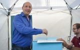 Avi Nissenkorn, président de la Histadrout, dans un bureau de vote de Tel Aviv, le 23 mai 2017. (Crédit : Flash90)