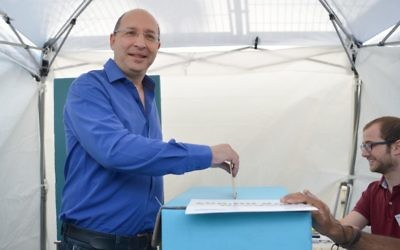 Avi Nissenkorn, président de la Histadrout, dans un bureau de vote de Tel Aviv, le 23 mai 2017. (Crédit : Flash90)