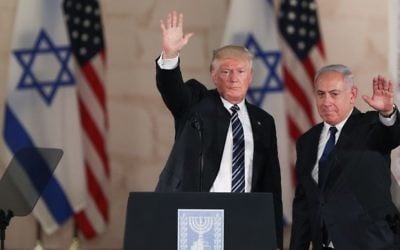 Le président américain Donald Trump, à gauche, et le Premier ministre Benjamin Netanyahu saluent le public après les discours qui ont sanctionné la visite de Trump au musée d'Israël de Jérusalem, le 23 mai 2017 (Crédit : Yonatan Sindel/Flash90)
