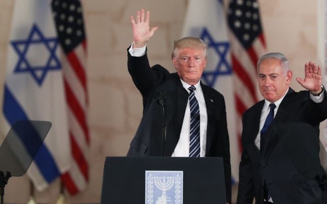 Le président américain Donald Trump, à gauche, et le Premier ministre Benjamin Netanyahu saluent le public après les discours qui ont sanctionné la visite de Trump au musée d'Israël de Jérusalem, le 23 mai 2017 (Crédit : Yonatan Sindel/Flash90) Le président américain Donald Trump, à gauche, et le Premier ministre Benjamin Netanyahu saluent le public après les discours qui ont sanctionné la visite de Trump au musée d'Israël de Jérusalem, le 23 mai 2017 (Crédit : Yonatan Sindel/Flash90)