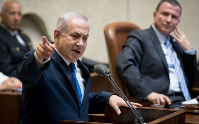 Le Premier ministre Benjamin Netanyahu devant la Knesset, à l'occasion des 50 ans de la guerre des Six Jours de 1967, le 24 mai 2017. (Crédit : Yonatan Sindel/Flash90) Le Premier ministre Benjamin Netanyahu devant la Knesset, à l'occasion des 50 ans de la guerre des Six Jours de 1967, le 24 mai 2017. (Crédit : Yonatan Sindel/Flash90)