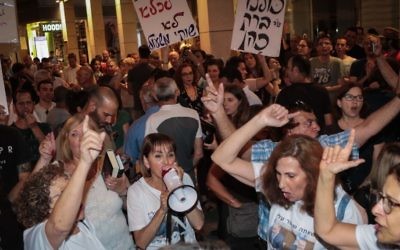 Manifestation devant le domicile du procureur général, Avichai Mandelblit, à Petah Tikva, le 27 mai 2017. (Crédit : Roy Alima/Flash90)