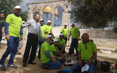 Masud Ghnaim, député de la Liste arabe unie, sur le mont du Temple avec des bénévoles arabes qui préparent la mosquée Al-Aqsa pour le Ramadan, à Jérusalem, le 20 mai 2017. (Crédit : autorisation)