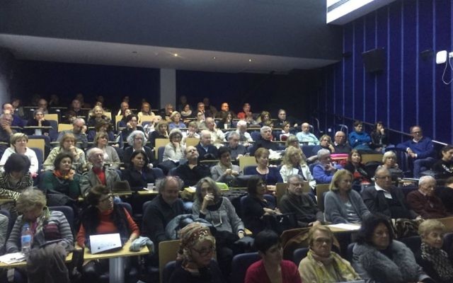 Conférence du rabbin et philosophe Daniel Epstein sur le destin extraordinaire d'Etty Hillesum, au Collège académique de Netanya, le 12 février 2017. (Crédit : autorisation)
