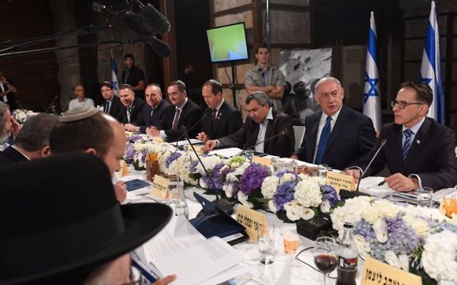 Réunion hebdomadaire du cabinet israélien, organisée à l'occasion de Yom Yeroushalayim dans les tunnels du mur Occidental, à Jérusalem, le 28 mai 2017. (Crédit : Kobi Gideon/GPO) Réunion hebdomadaire du cabinet israélien, organisée à l'occasion de Yom Yeroushalayim dans les tunnels du mur Occidental, à Jérusalem, le 28 mai 2017. (Crédit : Kobi Gideon/GPO)