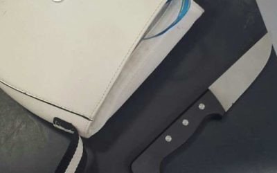 Un couteau retrouvé dans le sac d'une Palestinienne de 17 ans, à Hébron, le 30 mai 2017. (Crédit : police israélienne)