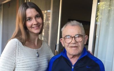 Lea Heitfeld, 31 ans, colocataire de Ben Stern, un survivant de la Shoah âgé de 95 ans. (Crédit : Autorisation)