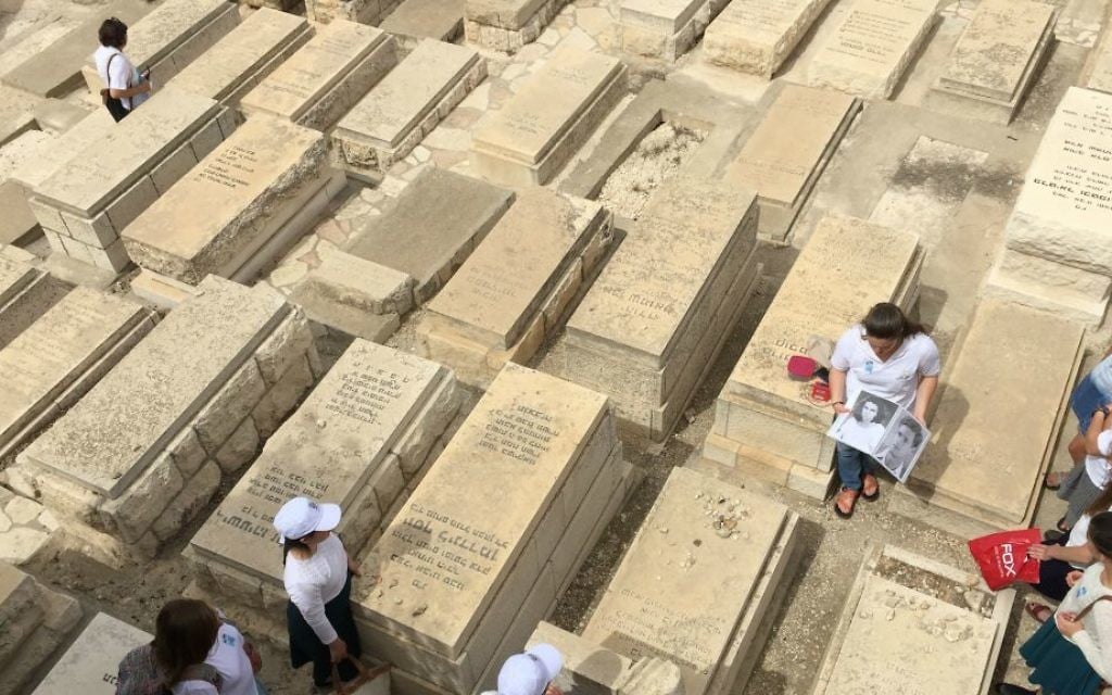 Un groupe de lycéens écoute des histoires sur les soldats israéliens tombés au combat, sur le Mont des Oliviers, durant Yom Hazikaron 2017. (Crédit : Jessica Steinberg/Times of Israel)Mont des Olivi Un groupe de lycéens écoute des histoires sur les soldats israéliens tombés au combat, sur le Mont des Oliviers, durant Yom Hazikaron 2017. (Crédit : Jessica Steinberg/Times of Israel)Mont des Olivi