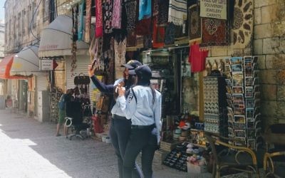 Deux policières dans le quartier chrétien de la Vieille Ville de Jérusalem avant la visite de Trump, le 22 mai 2017. (Crédit : Melanie Lidman/Times of Israël)