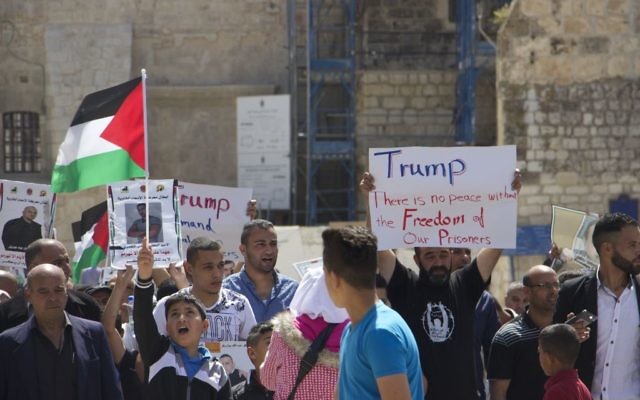 Manifestation de soutien aux prisonniers palestiniens en grève de la faim à Bethléem, pendant la visite du président américain Donald Trump, le 23 mai 2017. (Crédit : Dov Lieber/Times of Israël) Manifestation de soutien aux prisonniers palestiniens en grève de la faim à Bethléem, pendant la visite du président américain Donald Trump, le 23 mai 2017. (Crédit : Dov Lieber/Times of Israël)