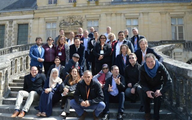 Les chercheurs israéliens, arabes, iraniens et turcs lors d'un rassemblement à Fontainebleau du 28 au 30 avril 2017, en France, pour mettre en place des projets de recherche conjoints  (Crédit : Autorisation)