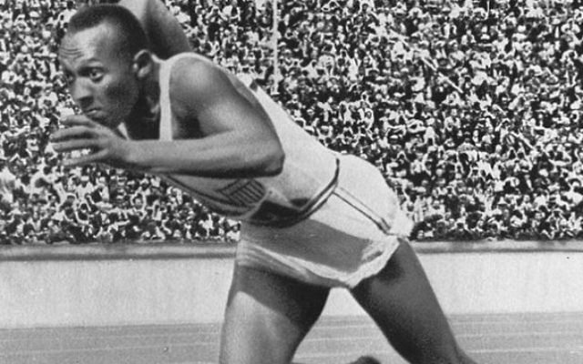 Jesse Owens au départ du 200m aux Jeux olympiques de Berlin, en 1936. (Crédit : Wikipedia)