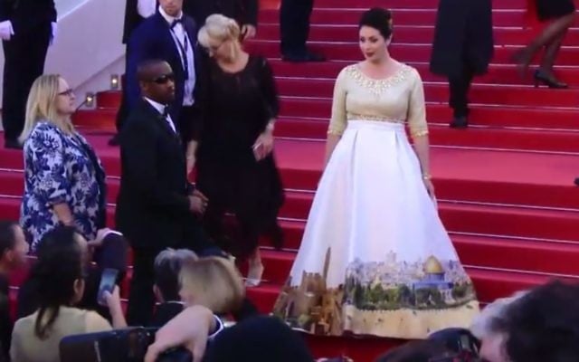 Miri Regev porte une robe représentant Jérusalem sur le tapis rouge lors de l'ouverture du festival de Cannes, le mercredi 17 mai 2017. (Capture d'écran : Dixième chaîne) Miri Regev porte une robe représentant Jérusalem sur le tapis rouge lors de l'ouverture du festival de Cannes, le mercredi 17 mai 2017. (Capture d'écran : Dixième chaîne)