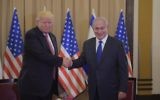 Poignée de main entre le président américain Donald Trump et le Premier ministre israélien Benjamin Netanyahu, à l'hôtel King David, à Jérusalem, le 22 mai 2017. (Crédit : Amos Ben-Gershom/GPO)