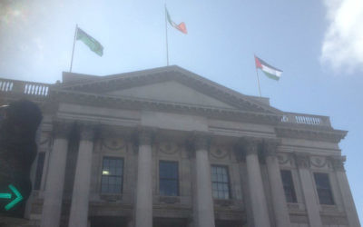À droite, le drapeau palestinien flotte sur l'Hötel de Ville du Dublin, le 9 mai 2017. (Crédit : Twitter)