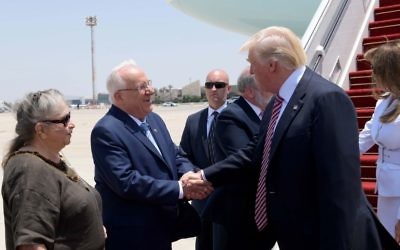 Le président et la première dame Rivlin saluent le président américain, le 22 mai 2017 (Crédit : Avi Ohayon /GPO)