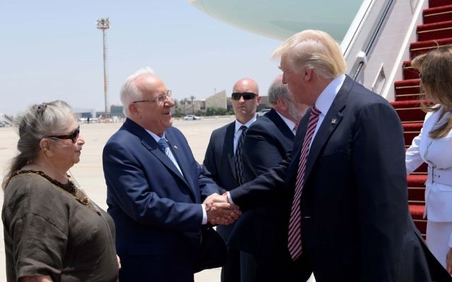 Le président et la première dame Rivlin saluent le président américain, le 22 mai 2017 (Crédit : Avi Ohayon /GPO) Le président et la première dame Rivlin saluent le président américain, le 22 mai 2017 (Crédit : Avi Ohayon /GPO)