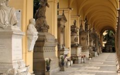 Une colonnade avec des monuments funéraires au  Campo Verano, à Rome. (Crédit : CC BY 2.0 Patrick Denker/Wikipedia)