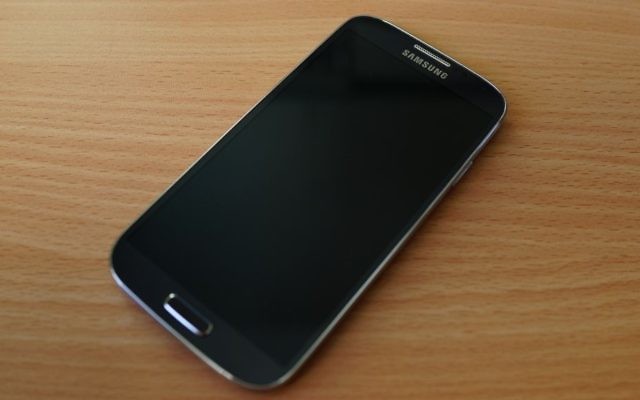 Un Samsung Galaxy S4. Illustration. (Crédit : Kārlis Dambrāns/CC BY 2.0/Wikimedia Commons)