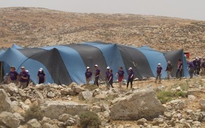 Un groupe de militants d'Israël, des territoires palestiniens et du monde entier au 'camp de la liberté de Sumud' dans les collines du sud dr Hebron, le vendredi 19 mai 2017 (Crédit : Gili Getz)