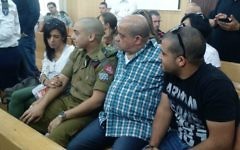 Elor Azaria avec ses parents dans la salle d'audience de la cour d'appel de la Kirya, à Tel Aviv, le 3 mai 2017. (Crédit : Judah Ari Gross/Times of Israël)