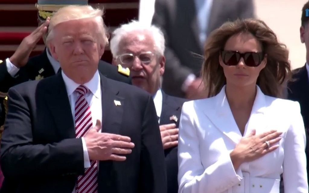 Le président américain Donald Trump et son épouse Melania, pendant l'hymne américain sur le tarmac de Ben Gurion, le 22 mai 2017. (Crédit : capture d'écran GPO)