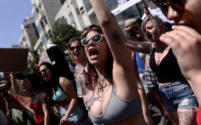 Les manifestantes participant au SlutWalk de Tel Aviv, le 12 mai 2017 (Crédit : Tomer Neuberg / Flash90)