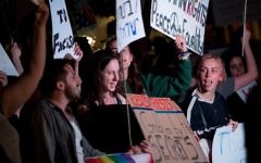 Les militants manifestent contre le président américain Donald Trump aux abords du Consulat américain de Jérusalem, le 22 mai 2017 (Crédit : Yonatan Sindel/Flash90)