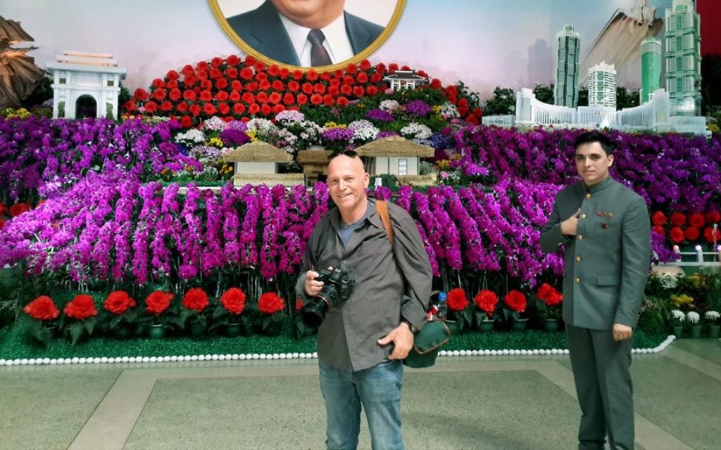 Moshe Shai lors de sa visite en Corée du Nord (Crédit : Autorisation)