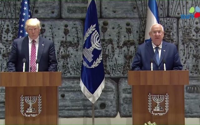 Le président Reuven Rivlin aux côtés de son homologue américain Donald Trump, à la résidence présidentielle de Jérusalem, le 22 mai 2017. (Crédit : capture d'écran GPO) Le président Reuven Rivlin aux côtés de son homologue américain Donald Trump, à la résidence présidentielle de Jérusalem, le 22 mai 2017. (Crédit : capture d'écran GPO)