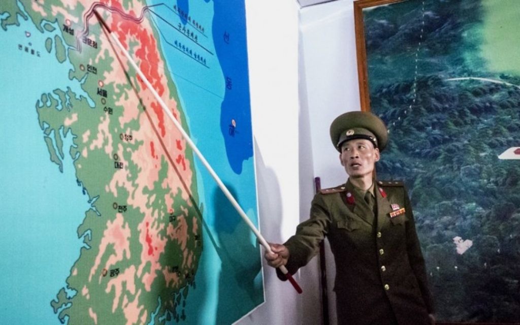 Les Nord-Coréens déforment régulièrement les faits historiques, a déclaré Shai, notamment en minimisant le rôle des États-Unis dans la défaite du Japon dans la Seconde Guerre mondiale (Crédit : Moshe Shai)