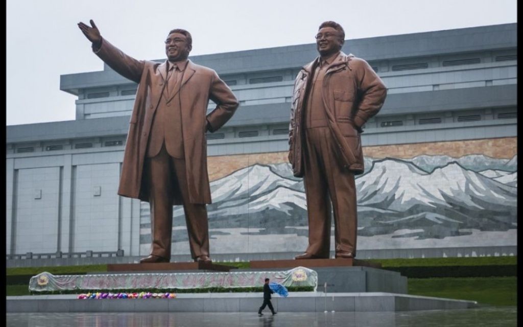 Les statues de bronze de Kim Il-sung et Kim Jong-il, une partie du monument Mansu Hill Grand dans la capitale nord-coréenne à Pyongyang. (Crédit : Moshe Shai)