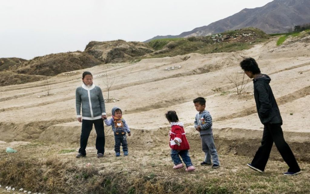 Une famille de Nord-Coréens. L'itinéraire de Shai était strictement contrôlé mais il a photographié la vie quotidienne des gens quand c'est possible (Crédit : Moshe Shai)