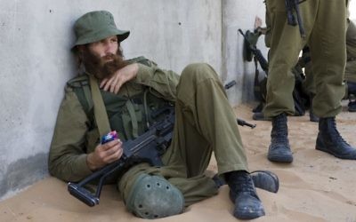 Photo d'illustration d'un soldat de la force de réserve israélienne dans le désert du Negev, dans le sud d'Israël (Crédit : Matanya Tausig/Flash90)