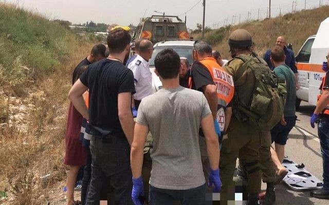 Secouristes sur le site où une femme de 19 ans a été retrouvée morte, près de l'implantation de Zufim, dans le nord de la Cisjordanie, le 1er mai 2017. (Crédit : Magen David Adom) Secouristes sur le site où une femme de 19 ans a été retrouvée morte, près de l'implantation de Zufim, dans le nord de la Cisjordanie, le 1er mai 2017. (Crédit : Magen David Adom)
