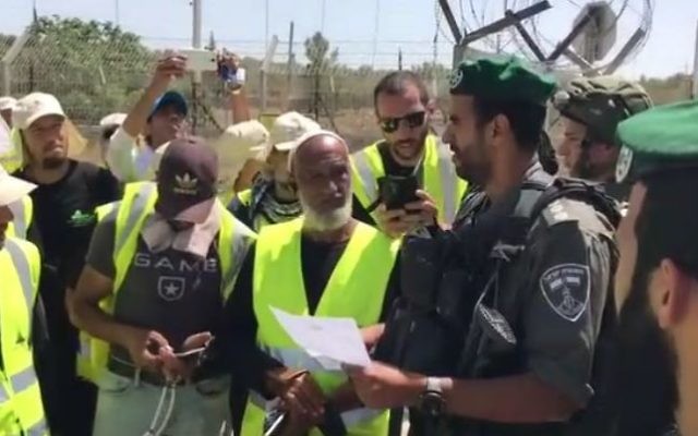 La police empêche des membres de la branche nord du Mouvement islamique de rejoindre une marche prévue à Jérusalem, le 11 mai 2017. (Crédit : autorisation) La police empêche des membres de la branche nord du Mouvement islamique de rejoindre une marche prévue à Jérusalem, le 11 mai 2017. (Crédit : autorisation)
