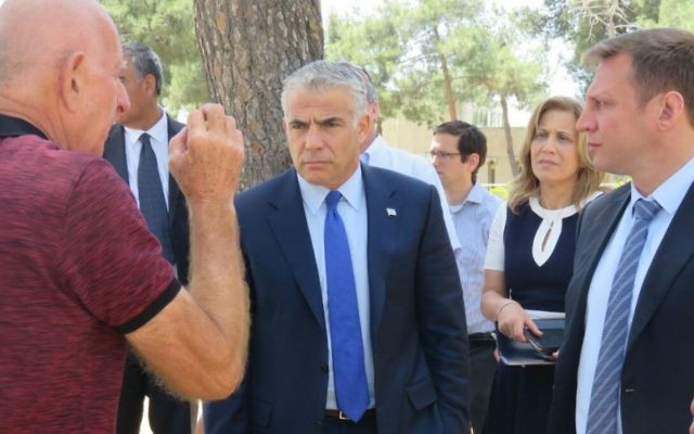 Yair Lapid, président de Yesh Atid, au centre, entouré des députés Aliza Lavie, 2e à droite, et Yoel Razvozov, à droite, sur la colline des Munitions de Jérusalem, le 15 mai 2017. (Crédit : autorisation) Yair Lapid, président de Yesh Atid, au centre, entouré des députés Aliza Lavie, 2e à droite, et Yoel Razvozov, à droite, sur la colline des Munitions de Jérusalem, le 15 mai 2017. (Crédit : autorisation)