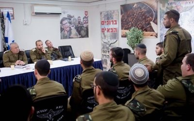 Gadi Eizenkot, chef d’Etat-major de l’armée israélienne, devant le bataillon Netzah Yehuda de la brigade Kfir, en partie composé de soldats ultra-orthodoxes, près de Ramallah, le 16 mai 2017. (Crédit : unité des porte-paroles de l’armée israélienne)