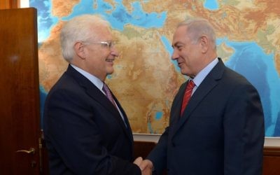 Le Premier ministre Benjamin Netanyahu,à droite, avec le nouvel ambassadeur américain, David Friedman, le 16 mai 2017. (Crédit : Haim Tzach/GPO)