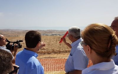 Le chef de l'opposition Isaac Herzog visite l'implantation de Ma'ale Adumim en Cisjordanie avec les membres de la faction de l'Union sioniste, jeudi 18 mai 2017. (Crédit : autorisation)