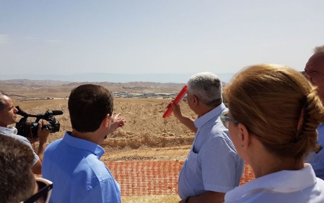 Le chef de l'opposition Isaac Herzog visite l'implantation de Ma'ale Adumim en Cisjordanie avec les membres de la faction de l'Union sioniste, jeudi 18 mai 2017. (Crédit : autorisation) Le chef de l'opposition Isaac Herzog visite l'implantation de Ma'ale Adumim en Cisjordanie avec les membres de la faction de l'Union sioniste, jeudi 18 mai 2017. (Crédit : autorisation)