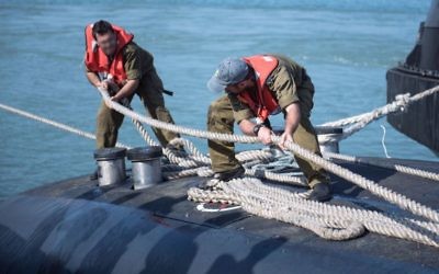 Les sous-mariniers de l'armée israélienne préparent leurs vaisseaux pour un exercice surprise en mai 2017 (Crédit : Unité de porte-parole de l'armée israélienne)