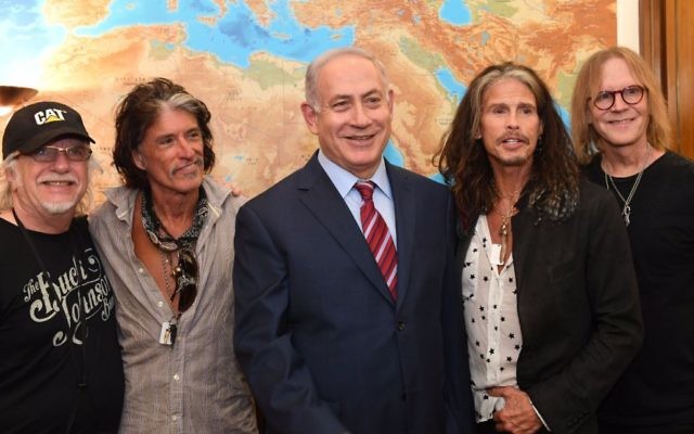 Le Premier ministre Benjamin Netanyahu (au centre) avec  (de gauche à droite) Brad Whitford, Joe Perry, Steven Tyler et Tom Hamilton du groupe de rock Aerosmith au bureau du Premier ministre, Jérusalem le 18 mai 2017 (Crédit : Kobi Gidon / GPO)
