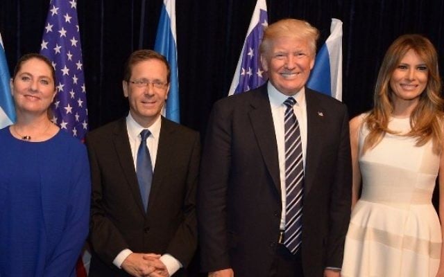 De droite à gauche : La 'First Lady' américaine Melania Trump, le président Donald Trump, le président israélien Isaac Herzog et son épouse Michal Herzog au musée d'Israël à Jérusalem, en 2017. (Crédit : Haim Zach/GPO)