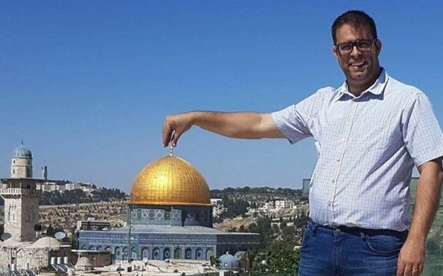 Le législateur du Likud Oren Hazan dans une pose qui donne l'impression qu'il tient entre ses doigts le Dôme du rocher sur le mont du Temple (Crédit : Oren Hazan) Le législateur du Likud Oren Hazan dans une pose qui donne l'impression qu'il tient entre ses doigts le Dôme du rocher sur le mont du Temple (Crédit : Oren Hazan)