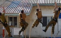 Illustration. Des soldats grimpent à la corde à la base de l'armée de la Marine israélienne, à Haïfa, le 19 juin 2013. (Crédit : Porte-parole de l'armée)